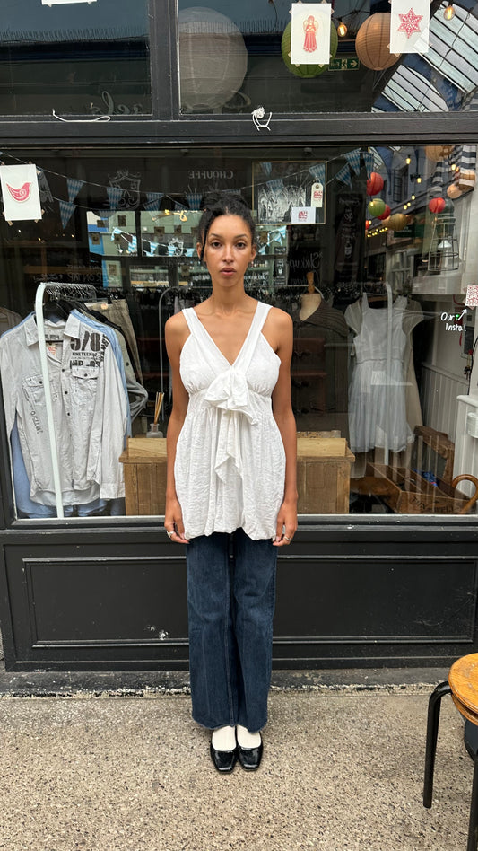 White top with bow and balloon hem